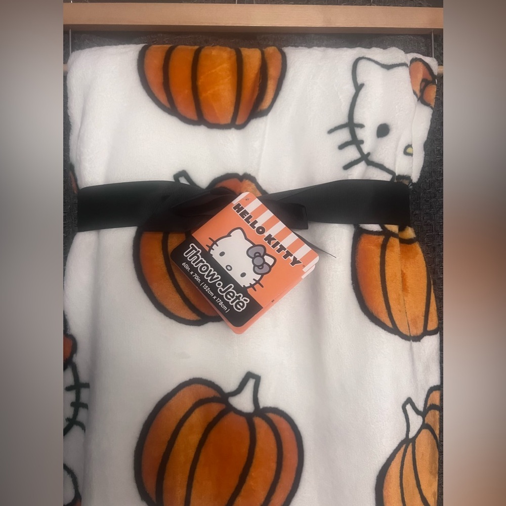 HIGHLY DESIRED HELLO KITTY THROW BLANKET